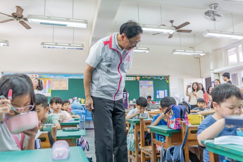 視察營養午餐 張善政期各校嚴格把關 守護學童健康